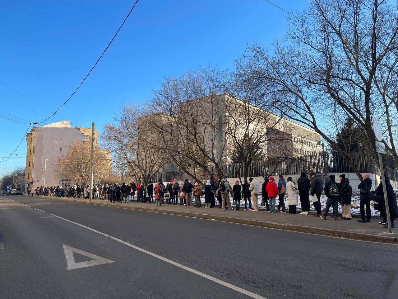 Очередь за визой в Японию у посольства в Москве доходила на пике до 200 человек одновременно, и часть людей даже не успели сегодня податься. В Питере очереди тоже были огромные, и прием заявлений продлили на несколько часов.  Частично причина в том, что вчера в посольствах и консульствах Японии был выходной в честь ДР императора. Но в целом наплыв похож на то, что было в прошлом году на сакуру и на момидзи.   Приходите пораньше и, главное, собирайте документы правильно, чтобы не пришлось идти второй раз! Можно податься через H.I.S., но заявления от любых посредников обрабатываются визовым отделом сильно дольше, чем при личной подаче.