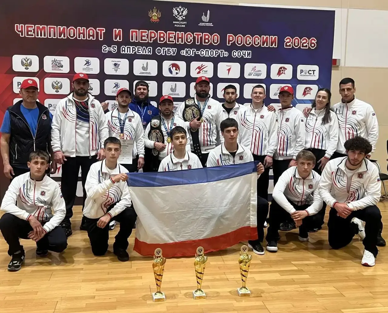 Крымские спортсмены успешно выступили на чемпионате и первенстве России по универсальному бою завоевав три медали В копилке команды две золотые награды и одна бронза Результат получился уверенный даже на фоне серьёзной конкуренции В соревнованиях приняли участие более 650 спортсменов из 32 регионов страны поэтому борьба за медали была действительно напряжённой Турнир прошёл в Сочи где крымские спортсмены показали стабильную подготовку и высокий уровень выступлений