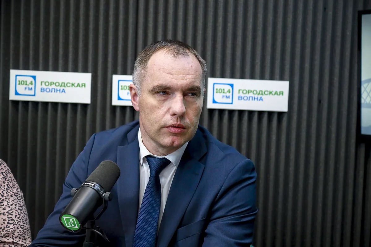 В Новосибирске нейросеть поможет бороться с сугробами и наледью во дворах Новосибирские службы успешно протестировали устройство которое при помощи искусственного интеллекта выявляет нарушения правил благоустройства Аппарат фиксирует неубранные сугробы и ледяную корку во дворах В дальнейшем эти данные можно использовать для привлечения УК к ответственности О новой технологии рассказал на радио Городская волна 101 4 FM первый заместитель мэра Иосиф Кодалаев Комплекс крепят к транспорту и в автоматическом режиме умная техника с искусственным интеллектом определяет отклонения от нормы Данный аппарат включён в реестр средств измерений Это аналог камер фотовидеофиксации он выявляет наледь снежные валы сосульки надписи на фасадах незаконную рекламу и прочее Полученные с его помощью сведения являются основанием для привлечения к административной ответственности без составления протокола сообщил первый вице мэр Подписаться на канал