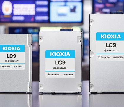 Kioxia представила NVMe SSD LC9 с рекордной емкостью 245,76 ТБ Компания Kioxia представила очередной твердотельный накопитель в рамках линейки LC9. Модификация может похвастаться рекордной емкостью 245,76 ТБ — ранее фирма предлагала SSD объемом до 122,88 ТБ. Как пишет Notebookcheck, производитель фактически устанавливает новый отраслевой стандарт. Читать далее