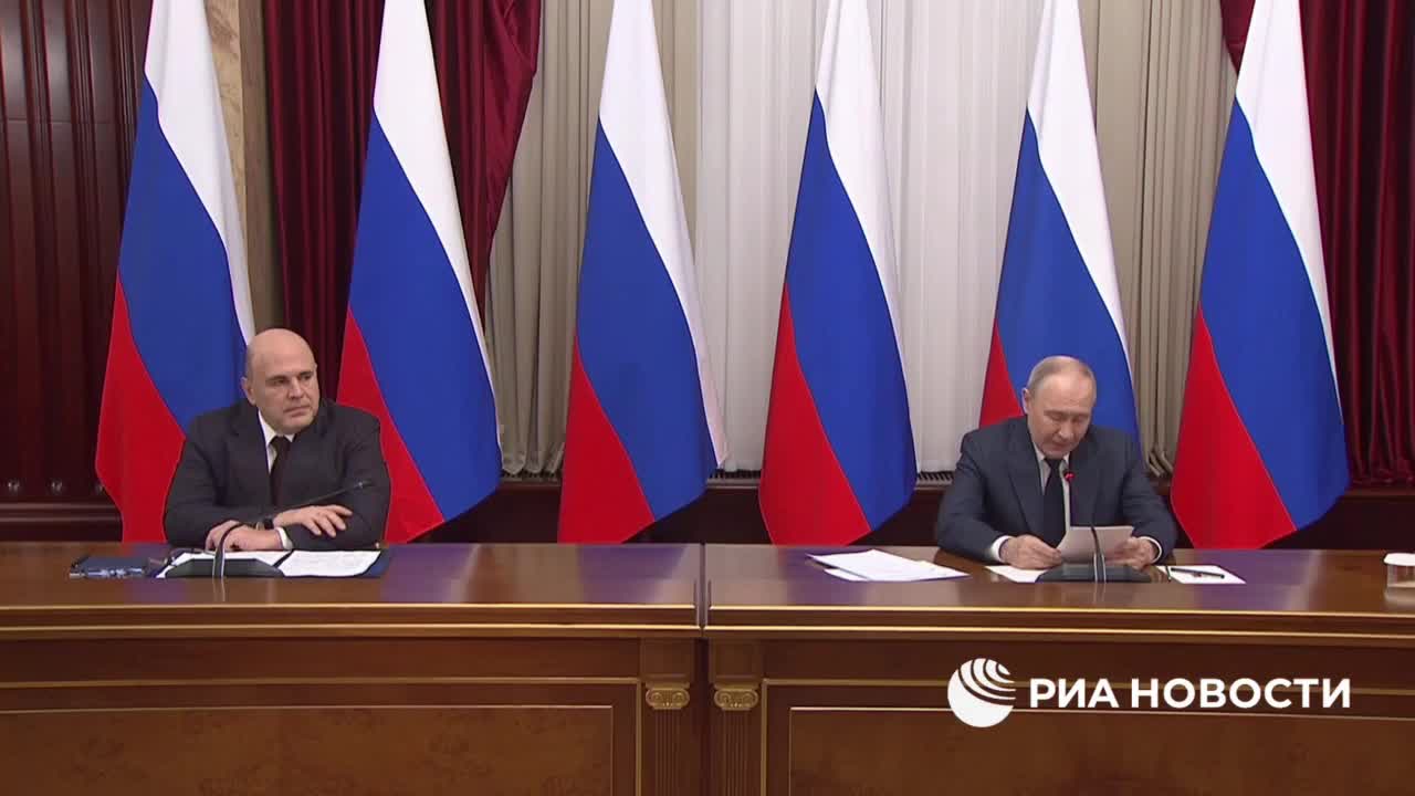 Путин подчеркивает стабильность экономики России на встрече с правительством