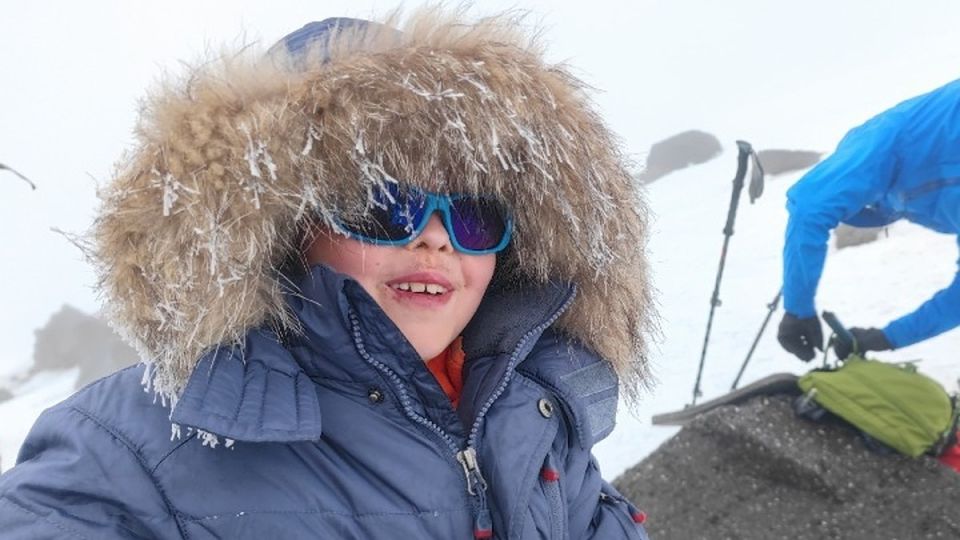 Мама я на Эльбрусе 7 летний мальчик установил мировой рекорд покорив вершину Самая высокая вершина Европы безропотно покорилась 7 летнему Диме Назарову из Севастополя Щуплый на вид парнишка совершил восхождение на Восточную вершину Эльбруса а это 5621 метр Есть все основания для занесения достижения первоклассника в Книгу рекордов России ПОШЕЛ В ГОРЫ С ОТЦОМ Жители Севастополя покоряют Эльбрус Фото Сергей Назаров Мальчик в горы пошел с надежной командой с папой опытным альпинистом и астрофизиком Сергеем Назаровым и двумя его соратниками Путь начали неподалеку от Кисловодска в окрестностях урочища Джилы Су в Кабардино Балкарии Дмитрию Назарову всего семь лет Фото Сергей Назаров Прошли акклиматизацию в базовом лагере на поляне Эммануэля высота 2600 метро Подробнее