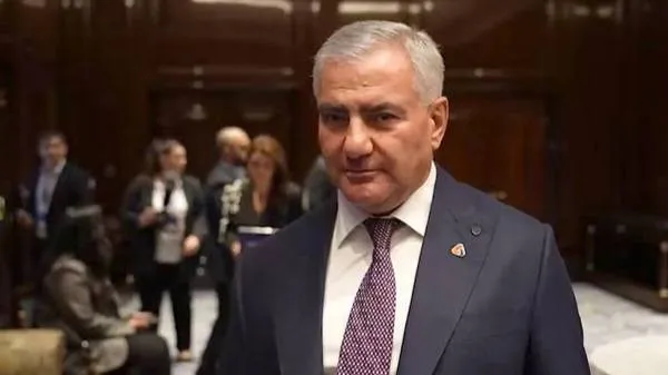 Арестованный глава Ташира Самвел Карапетян решил отказаться от российского гражданства Об этом он сам сообщил на судебном заседании по его делу в Ереване Свое решение Карапетян объяснил тем что участвует в выборах и выдвинут кандидатом на пост премьер министра от партии Сильная Армения Паспорт России не позволит стать главой армянского правительства Самвелу Карапетяну 59 лет Он владелец Ташир Групп с активами в Калуге среди его многочисленных активов в России торговые центры Рио и Фора банк В Армении Карапетян проходит по делу о публичных призывах к захвату власти Он был задержан и арестован в июне прошлого года По словам адвокатов обвинения связаны с интервью где предприниматель выступил в поддержку Армянской апостольской церкви у которой давний конфликт с премьер министром Пашиняном Наш канал в MAX