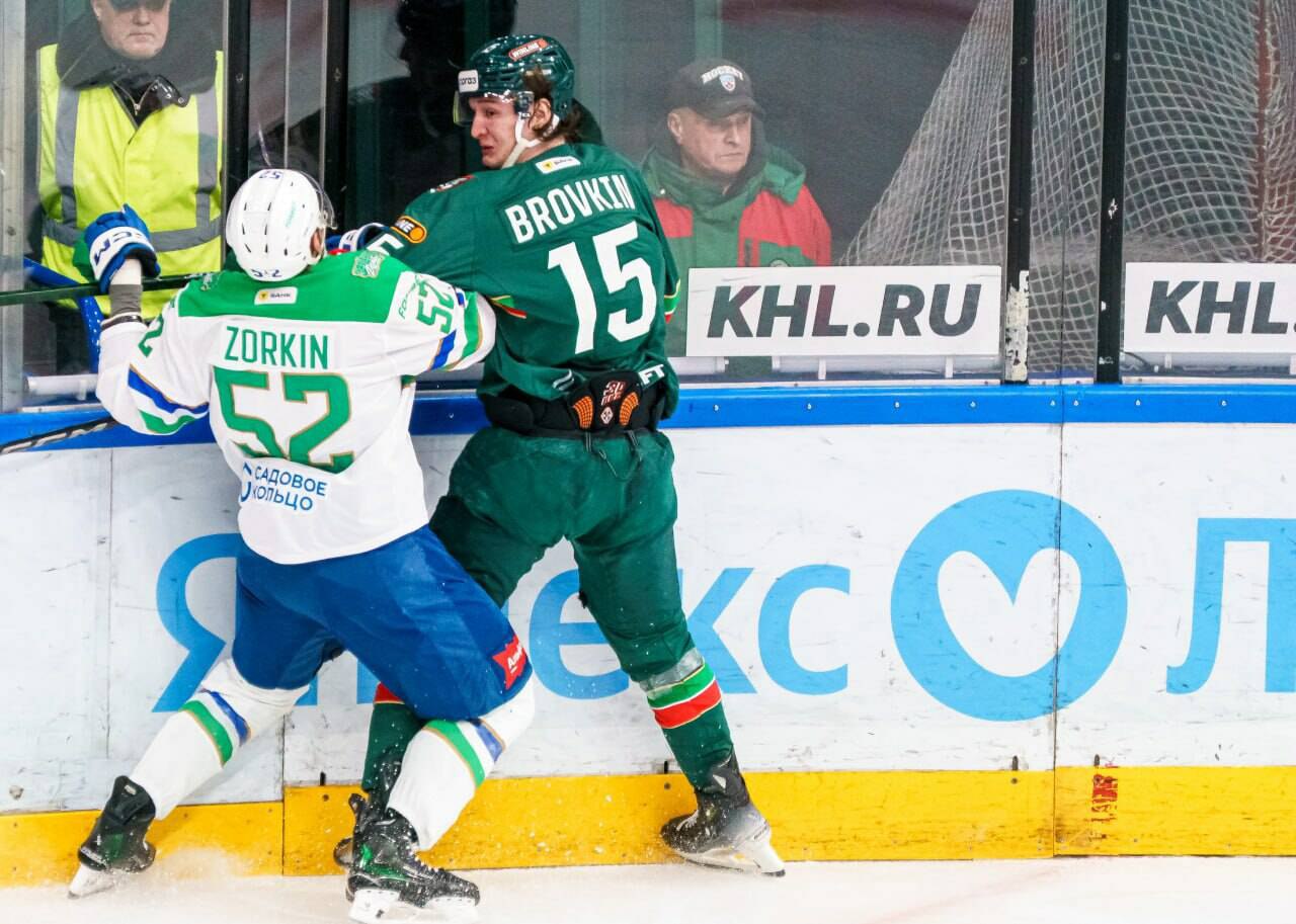 Салават Юлаев в овертайме вырвал победу у Ак Барса Салават Юлаев в заключительном Зеленом дерби этого сезона в регулярном чемпионате КХЛ вырвал победу у Ак Барса в овертайме Встреча завершилась со счетом 4 3 в пользу уфимских гостей В составе Ак Барса дублем отметился нападающий Илья Сафонов и еще одну шайбу забросил Александр Барабанов Читать полностью