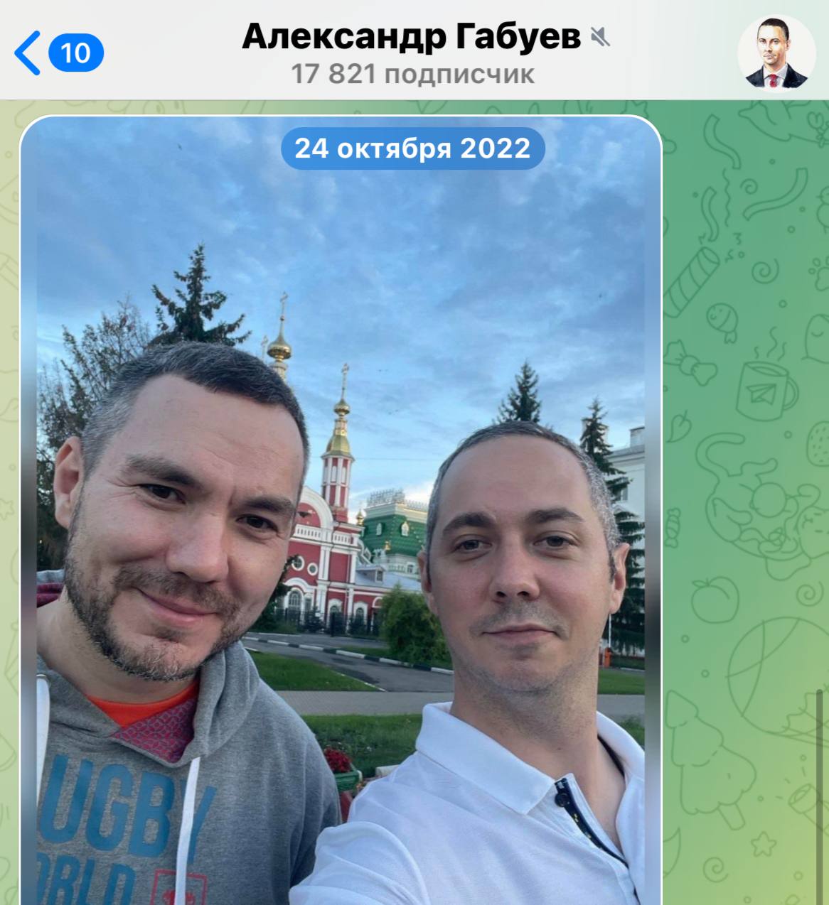 Иноагента Габуева объявили в розыск. Особой радости и сожаления не испытываю - у человека теперь есть повод говорить всем на западе, какой он опасный для России и прибавит там вес - хотя семью и супругу Дрейзис оставил здесь видимо, не так и опасно быть агентом Запада в нашей стране? . Габуев едва говорит по-китайски, не жил почти в Китае, по-русски не говорит ничего интересного, ни в теории, ни в практике что-то глубокое и путное от него не слышал и не читал - пересказ китайских слухов, за Винни Пуха у него в Китае сажают, Россия - вассал Китая, китайские дивизии атакую Дальний Восток и т.д. О пустом месте сказать что-то сложно, безотносительно того, что господин активно читает книги Вавилова и других китаеведов, что позволяет обычному пустому потомственному осетинскому либерахе типа иноагента Гуриева делать вид знатока. Господина в таком качестве сильно пиарит профессиональный доносчик, полумный кумир украинцев и либералов админ «Китайской угрозы» Панков, больше, кажется, никто. Когда вас пиарит человек, по сути не бывавший в Китае и грозящийся выучить китайский за месяц с 1984 года — лучше пиара не придумать, точно, специалист : На фото Габуев с действующим преподавателем МГИМО господином Зуенко, коллеги и друзья по работе в Центре Карнеги, закрытом Минюстом и объявленным нежелательной организаций.
