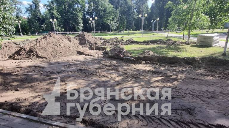 В Брянске по улице Дуки установят памятник пограничникам Подрядная организация приступила к земляным работам в сквере Лесные сараи. Рабочие вынимают с помощью спецтехники грунт на глубину около полуметра, завезен новый бордюрный камень. Инициаторами установки памятника выступили ветераны пограничных войск. Брянский навигатор