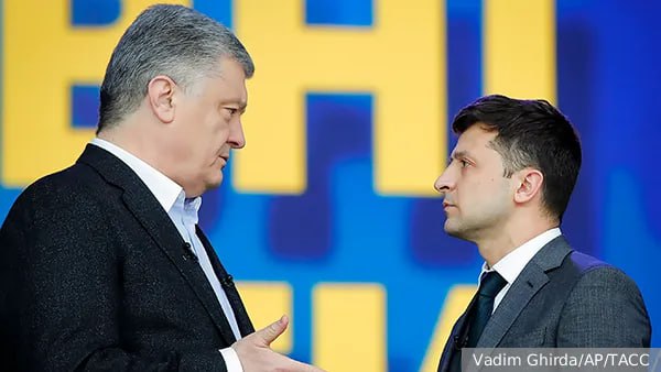 Проведение президентских выборов на Украине становится все реальнее. Теперь Зеленский пытается устранить своего главного конкурента. Хотя на самом деле санкции, которые он ввел против Порошенко , могут обернуться против него самого, сказал газете ВЗГЛЯД политолог Владимир Скачко.  «Экс-президент в силу своего опыта электоральных и политических игр не преминет воспользоваться ситуацией. Он может создать себе образ гонимого лидера, якобы способного привести Украину к европейской мечте», – указал собеседник. При этом для США не столь важная кандидатура президента страны.  «Вашингтону необходимо создать хотя бы видимость реальных электоральных процессов. И не важно, кто в них будет участвовать. Поэтому на внутриполитические дрязги вроде санкций Белый дом не станет обращать внимание», – прогнозирует эксперт.   внесен Росфинмониторингом в список лиц, причастных к экстремистской деятельности или терроризму