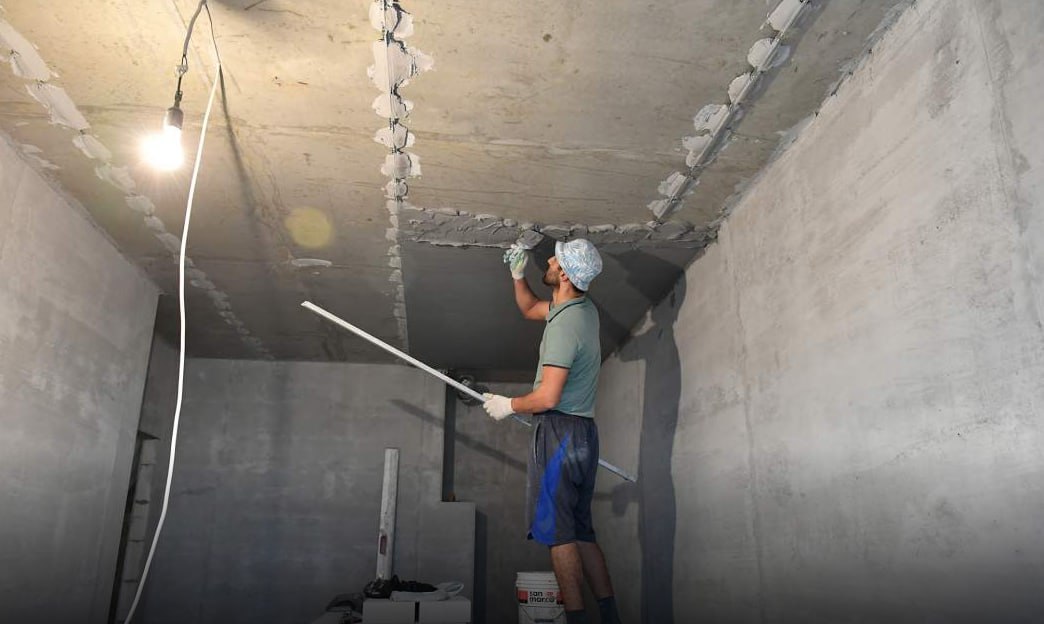 Доля квартир без отделки на рынке новостроек достигла 85 в старой Москве Самое существенное снижение показали сегменты премиум и бизнес классов Схожий тренд формируется в Новой Москве и Московской области Сокращение объема квартир с отделкой связано с попытками застройщиков нивелировать риски она занимает длительное время что чревато нарушениями сроков сдачи объекта jkinvest news jkinvest