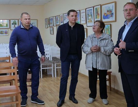 Губернатор Архангельской области Цыбульский в Мезени: важно сохранять и передавать следующим поколениям северные ремёсла  Александр Цыбульский ознакомился с деятельностью Детской школы искусств Мезени.  Свою историю образовательная организация ведет с 1962 года — с появления в муниципалитете Мезенской музыкальной школы № 15, занимавшей тогда кабинеты в начальной школе. Спустя 29 лет в учреждении было создано художественное, а затем и общеэстетическое отделение — и музыкальная школа получила статус школы искусств.  В 2013 году учреждение переехало в здание бывшей общеобразовательной школы постройки 1996 года. Как рассказала главе региона директор детской школы искусств № 15 Наталья Русанова, в Мезени это единственный социально-культурный центр художественно-эстетического воспитания детей.  В школе обучаются 86 детей, 35 из них — воспитанники Каменского структурного подразделения. Предпрофессиональные программы проходят 34 человека, общеразвивающие — 41.  Глава региона отметил, что творческое, музыкальное и художественное образование детей, сохранение и популяризация уникальной северной культуры — одно из приоритетных направлений в работе правительства области. С 2020 года культурная инфраструктура области пережила заметное преображение.  Более подробно о визите губернатора в школу искусств читайте по ссылке на сайте.  Фото пресс-службы губернатора