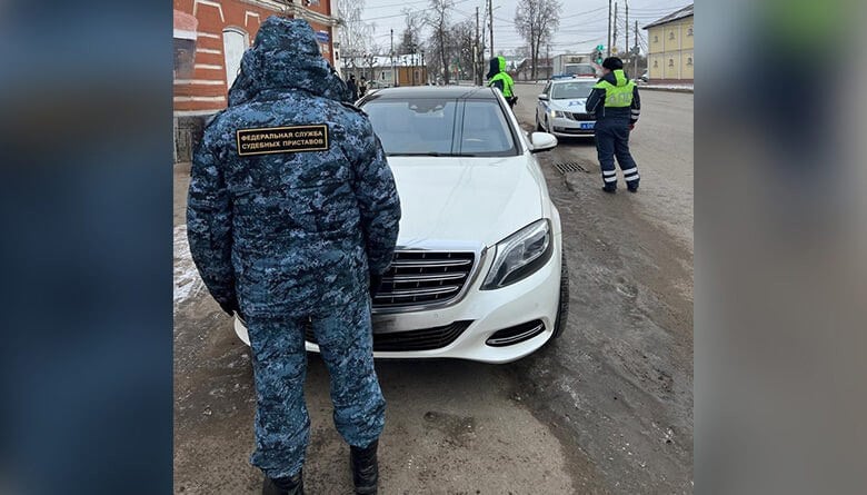 У жителя Тамбовской области за долги по налогам арестовали «Maybach»  В Тамбовском районном отделении судебных приставов возбудили сводное исполнительно производство в отношении 33-летнего мужчины. Он задолжал по налоговым платежам и страховым взносам 1 миллион 274 тысячи рублей. Как сообщили в пресс-службе УФССП России по Тамбовской области, мужчина знал о своих долгах и скрывался от судебных приставов.  В ходе совместного рейда с автоинспекторами сотрудники ДПС остановили в Тамбове автомобиль должника «Mercedes-Benz Maybach S 500». Судебный пристав арестовал иномарку. После чего ее эвакуировали на спецстоянку. Теперь у должника есть 10 дней на погашение задолженности. В противном случае арестованный автомобиль оценят и передадут для дальнейшей реализации на торгах. Вырученные деньги перечислят в счет погашения задолженности.   УФССП России по Тамбовской области