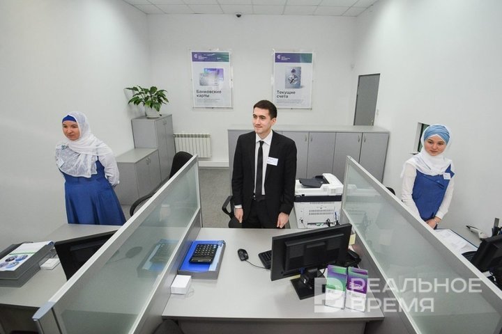 Торговать по шариату Петербургская биржа запустила торги по партнерскому финансированию При запуске эксперимента по исламскому банкингу ставились две основные цели Во первых удовлетворить потребности мусульман в халяльных продуктах Во вторых отработать механизмы на рынке капитала чтобы иметь возможность привлекать инвестиций в том числе из стран БРИКС объяснял журналистам президент АО Санкт Петербургская международная товарно сырьевая биржа СПбМТСБ Игорь Артемьев на церемонии запуска биржевых торгов по исламским канонам В рамках пилота казанская АС Салям продала в биржевом стакане дизельное топливо на 10 млн рублей сделку в три этапа профинансировал чеченский Фонд им Шейха Зайеда Сейчас биржа завершает прохождение аудита для получения сертификата соответствия Шариатским стандартам на постоянной основе а эта сделка была одобрена казанскими и чеченскими шариатскими экспертами Подробнее в материале Реального времени Подпишитесь на Реальное время в МАХ Telegram Дзен