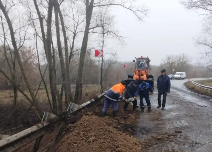 Фотофакт частично обрушившийся мост начали восстанавливать Как сообщают наши коллеги из газеты Знамя труда Должанского района на днях началось восстановление частично обрушившегося моста через реку Ольшанка www infoorel ru news fotofakt chastichno obrushivshiysya most nachali vosstanavlivat html