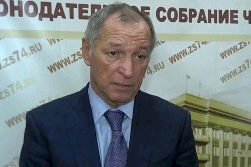 Суд арестовал имущество челябинского олигарха Струкова и его семьи  Об этом пишет «Коммерсант». Речь идет о движимом и недвижимом имуществе, банковских счетах, акциях, долях Константина Струкова, его жены Людмилы, дочерей Александры Струковой и Евгении Кузнецовой, а также внучки Ульяны Кузнецовой. Аналогичные обеспечительные меры ввели в отношении активов начальника СУ СКР по Челябинской области Алексея Колбасина, а также заместителей руководителей уральских управлений Ростехнадзора и Росприроднадзора.  Всем фигурантам запретили выезд из страны. Генпрокуратура пытается взыскать 4 млрд рублей за ущерб, причиненный природе после прорыва дамбы на Светлинском месторождении и загрязнения почвы мышьяком. Иск был подан в Пластский городской суд в прошлом месяце.
