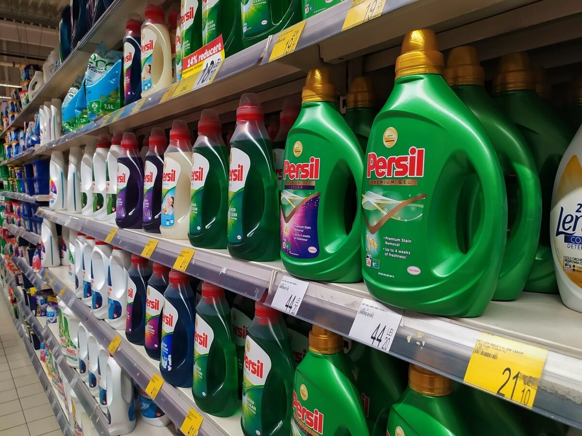 Henkel возвращается? Немецкий химический концерн Henkel направил в Роспатент три заявки на оформление товарных знаков, согласно данным реестра ведомства. Так, в конце апреля компания подала две заявки на регистрацию товарных знаков Persil и одну заявку на регистрацию товарного знака Losk. Напомним, что компания Henkel в марте 2022 года приостановила все финансовые вложения и рекламные проекты в РФ, а спустя год — в мае 2023-го — окончательно вышла с российского рынка, продав свои активы за 54 млрд руб.