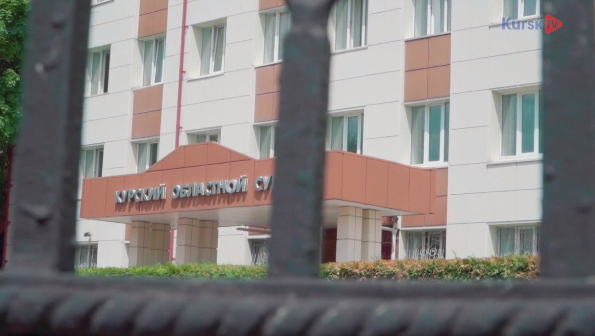 В Рыльском районе суд вынес приговор 57-летней местной жительнице, порезавшей знакомого стеклянной бутылкой во время конфликта. Инцидент произошел, когда женщина пришла в гости к соседу. Там находился её знакомый, с которым у неё завязалась ссора. Мужчина схватил её за волосы, а она в ответ ударила его бутылкой по лицу, причинив лёгкий вред здоровью в виде пореза. В суде обвиняемая полностью признала свою вину и раскаялась в содеянном. Суд приговорил её к ограничению свободы сроком на 1 год и 6 месяцев. Курская Telega / Прислать новость