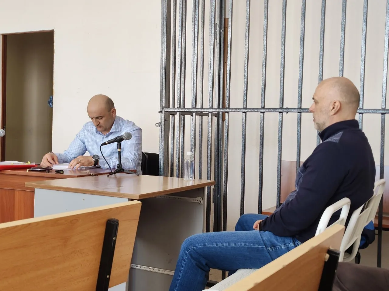 В Сургутском городском суде сегодня бывший глава Сургута Андрею Филатову выдвинут обвинение Следствие подозревает экс мэра во взятке в 130 миллионов рублей всего же ему вменяют 13 эпизодов коммерческого подкупа в 2023 2024 годах прислать новость megapolis ugra Мы в МАХ