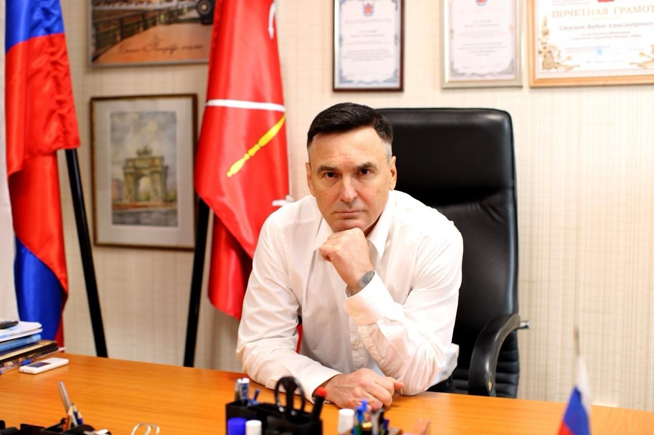 Силовики утром 29 декабря задержали главу МО Дачное Вадима Сагалаева и его заместителя Игоря Заболотного сообщает издание Фонтанка По данным журналистов правоохранительные органы считают Сагалаева причастным к организации покушения на подрыв автомобиля предпринимателя в 2003 году неподалеку от Смольного Заболотного по информации Фонтанки связывают с организацией тройного убийства в тот же год Сагалаев возглавляет МО Дачное с 2004 года Избирался от Единой России Является членом партии Подробнее на ЗАКС Ру