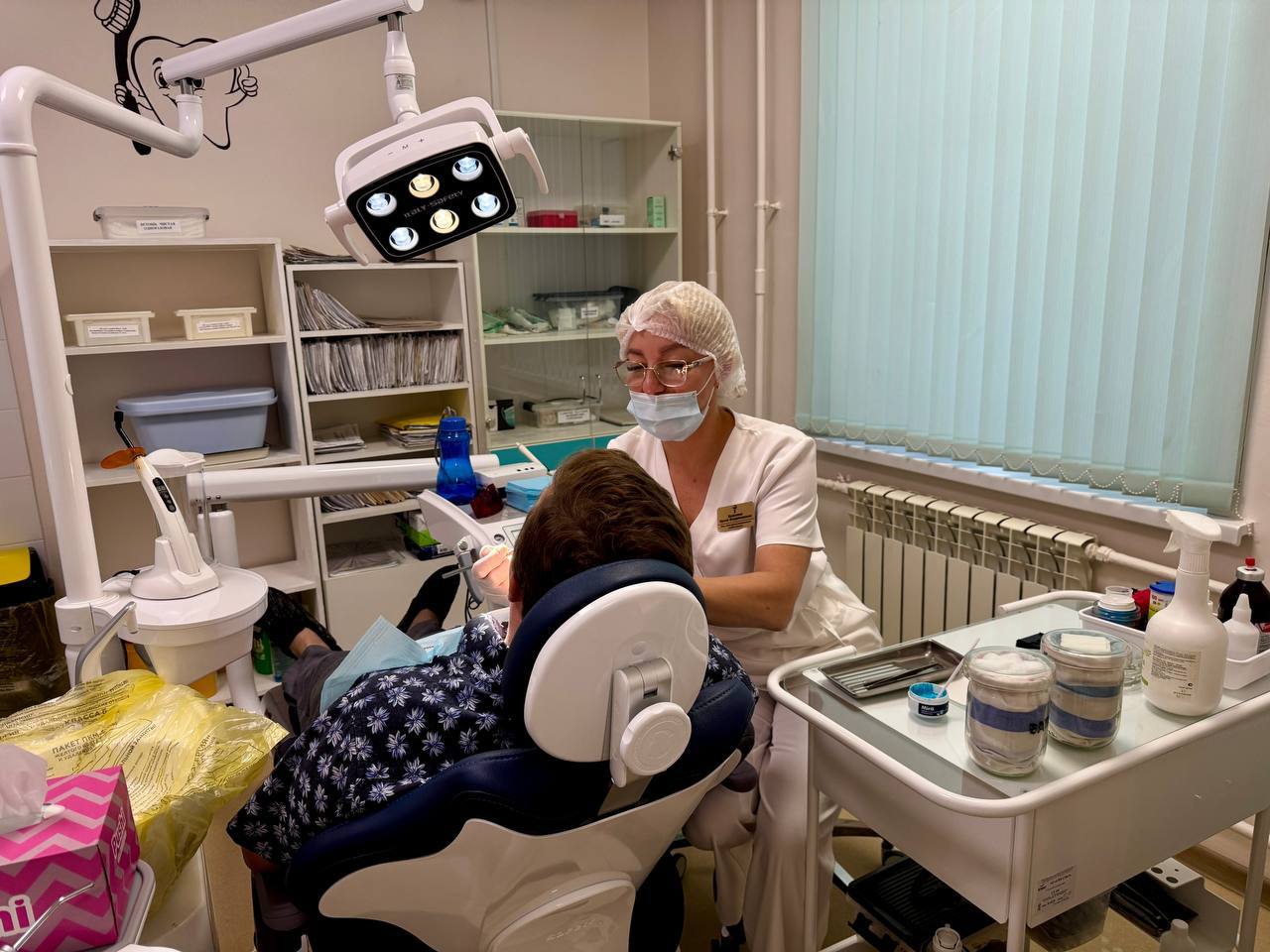 Стоматологическое отделение ЦКМСЧ имени В.А.Егорова переехало в обновленные помещения   Для улучшения качества обслуживания населения стоматологическое отделение Центральной клинической медико-санитарной части теперь располагается в поликлинике № 2  пр-т 50-летия ВЛКСМ, 8а .    Здесь пациенты смогут получать стоматологическую помощь в двух кабинетах: — кабинет стоматолога-хирурга, — кабинет стоматолога-терапевта.   «Мы стремимся создать все условия для удобства как пациентов, так и медицинских работников. За счет средств больницы в помещениях произведен косметический ремонт, закуплено новое оборудование – современная стоматологическая установка. Это позволит повысить качество оказываемой помощи, сократить время ожидания приема и внедрить передовые методы лечения», – отметил главный врач Юрий Келин.    Уважаемые пациенты, ждем вас в обновленном стоматологическом отделении!