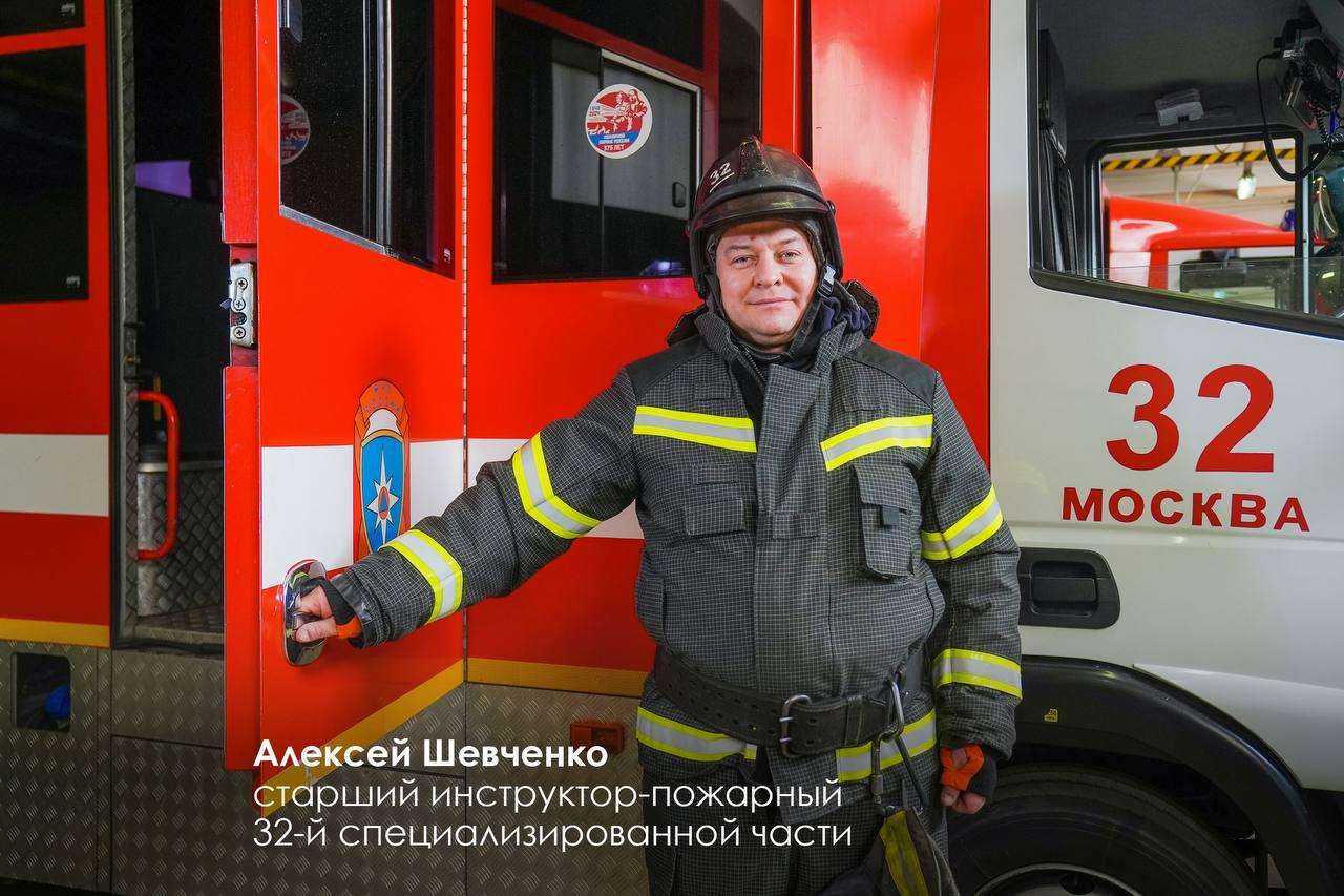 Москва развивает кадровый потенциал пожарно-спасательных служб Как отметил Мэр Москвы Сергей Собянин, в пожарно-спасательном гарнизоне столицы служат около 18 тысяч человек. Среди них — специалисты с многолетним стажем и уникальным опытом. Борис Паршиков руководил тушением пожара на телебашне "Останкино", Александр Шутов более 20 лет служит в отряде №204, а Александр Гартенко внедряет современные методики и обучает молодых коллег. Алексей Шевченко, инструктор с 27-летним стажем, участвует в профилактической работе и передаёт опыт новому поколению.