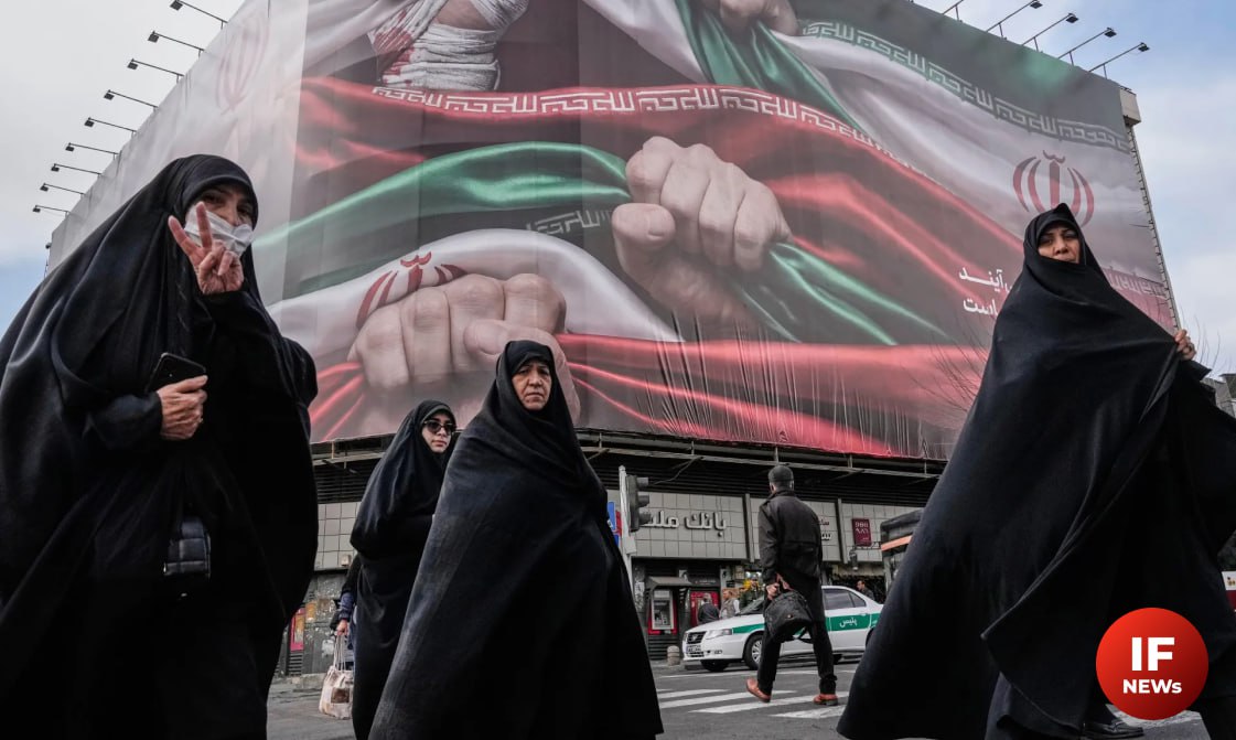 Масштабные протесты в Иране к настоящему моменту практически сошли на нет Reuters Интернет в стране остается заблокированным уже дольше недели однако некоторая информация прорывается В Тегеране протестующих нет с воскресенья прошлой недели улицы пустуют В Тегеране и других городах где проходили крупнейшие протесты сообщалось о усиленном присутствии сил безопасности Все свидетели протестов отмечают высокую степень жестокости как протестующих так и силовиков Число погибших о котором сообщила базирующаяся в США правозащитная группа HRANA со среды увеличилось незначительно и в настоящее время составляет 2677 человек в том числе 2478 протестующих пишет газета ПолитикаМИР if market news