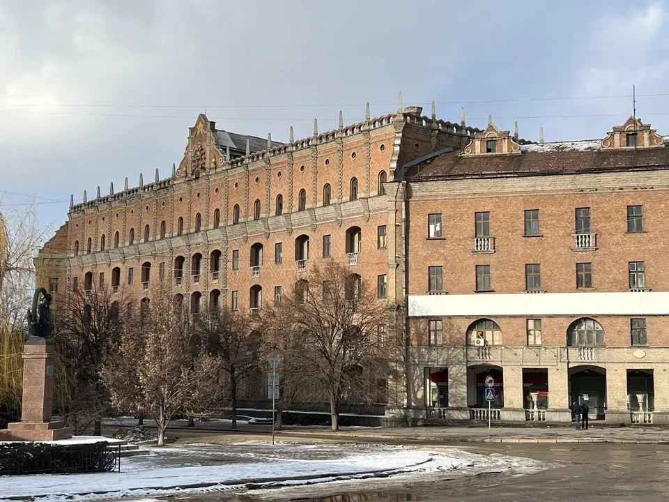 В ЛНР предпринимателям которые на свои средства восстанавливают памятники культуры теперь дают скидку на аренду таких объектов Это могут быть и физические лица и компании Правительство ЛНР утвердило порядок который действует для памятников истории и культуры принадлежащих республике В том числе для тех зданий которые закреплены за исполнительными органами учреждениями казенными или государственными предприятиями региона Снизить арендную плату вправе сам арендодатель то есть организация которой объект принадлежит Но только при одном условии арендатор должен доказать что действительно вложил собственные средства в сохранение памятника Министр культуры ЛНР Роман Олексин сказал что это важный шаг по встраиванию республики в общероссийскую систему Такая льготная аренда уже давно работает в других регионах России теперь ее запустили в ЛНР По его словам решение выгодно и бизнесу который вкладывается в сохранение исторического наследия и властям помогает двигаться к единым российским нормам Территориальное управление работает и в MAX