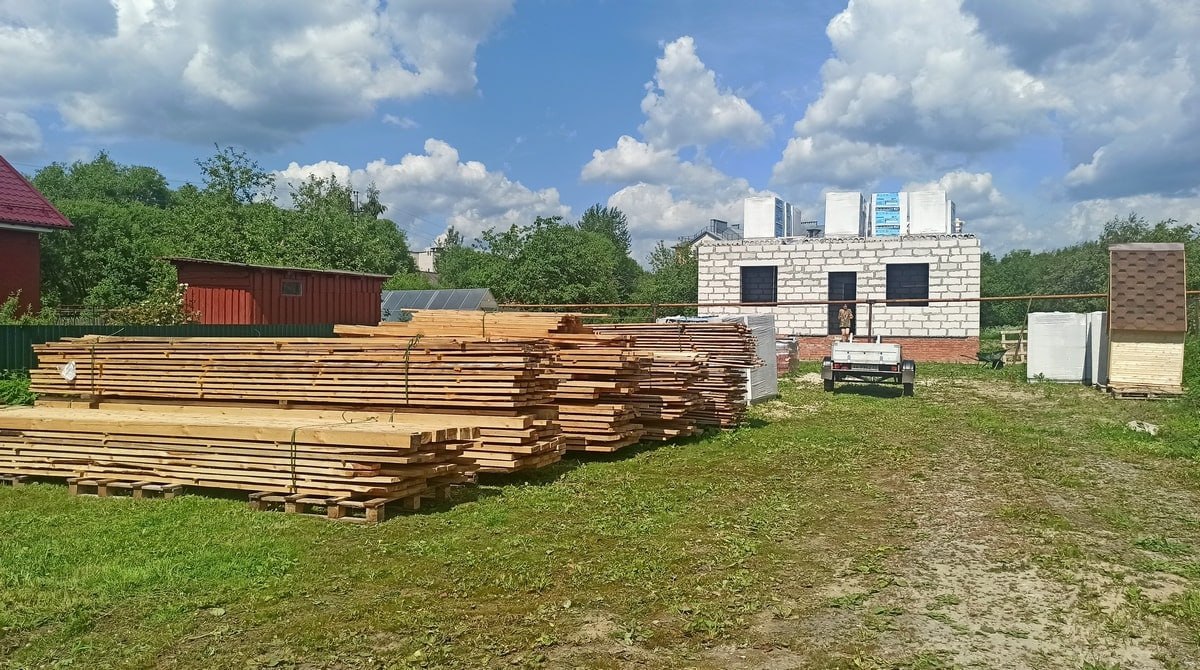 Владимирские участники СВО получат землю под ИЖС без торгов Правительство Владимирской области подготовило законопроект о возможности аренды земельных участков без торгов. Распространяться эта мера будет на участников СВО, заключивших контракт после 1 августа 2025 года. Земля будет предоставляться контрактникам для ИЖС, ведения подсобного хозяйства, садоводства и огородничества. В перечень территорий, где будет распространяться эта норма, включены 327 населенных пунктов, в том числе город Гусь-Хрустальный и весь Киржачский район. Напомним, во Владимирской области участники СВО уже могут получить бесплатно землю в собственность, но чтобы участок был под ИЖС, контрактник должен быть нуждающимися в улучшении жилищных условий. В новом проекте закона таких ограничений нет, но и земля выделяется в аренду. Также в тексте нет упоминаний и участников СВО, только в описании документа. Если же эта мера будет распространяться на всех жителей, то она может привести к росту коррупции. Подписаться
