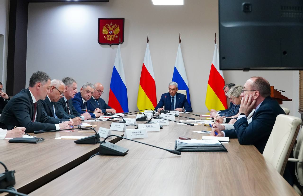 Борис Джанаев провел аппаратное совещание В Северной Осетии пройдут мероприятия, посвященные празднованию Дня осетинского языка и литературы, который отмечается ежегодно 15 мая. В преддверии праздника, 14 мая, состоится глобальный диктант по осетинскому языку. Трансляция диктанта будет вестись на национальном телевидении «Осетия – Ирыстон». В прошлом году участие в мероприятии приняли 8 тысяч человек. Подробнее читайте на нашем сайте. #alaniagov #севернаяосетия #алания #правительстворсоа