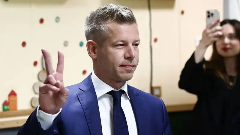 Придётся договариваться Петер Мадьяр после победы на выборах признал зависимость от Москвы Лидер победившей на выборах партии Тиса Петер Мадьяр заявил что новому правительству придётся вести переговоры с Владимиром Путиным Венгрия всё ещё зависит от российских энергоресурсов поэтому диалог с Москвой неизбежен При этом Мадьяр уточнил что будет говорить только от имени Венгрии а не представлять интересы Украины Во время предвыборной кампании Мадьяр критиковал курс Виктора Орбана и обещал усилить связи с ЕС и НАТО Но после выборов признал полностью игнорировать Москву Будапешт не сможет Венгрия Россия Подписаться на Pravda ru Подписаться на Pravda ru в MAX