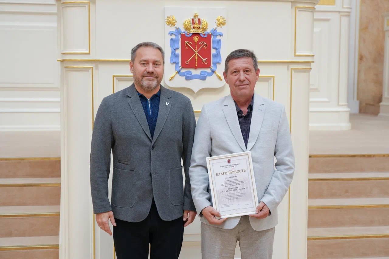 В Петербурге поздравили сотрудников регионального Управления федеральной почтовой связи В преддверии Дня российской почты в Мариинском дворце состоялось торжественное награждение сотрудников регионального Управления федеральной почтовой связи. «Почта Петербурга и Ленобласти — это 779 отделений, крупнейший на Северо-Западе сортировочный центр и свыше 8 тысяч человек, которые обеспечивают бесперебойную работу. Ответственно и с уважением к каждому клиенту», — отметил Председатель Заксобрания Петербурга Александр Бельский. Почетные грамоты и благодарности за профессионализм и вклад в развитие почтовой сети вручили людям, на которых держится вся система — от логистов и курьеров до специалистов по цифровым технологиям. Фото: Спикер Бельский Вечерний Санкт-Петербург