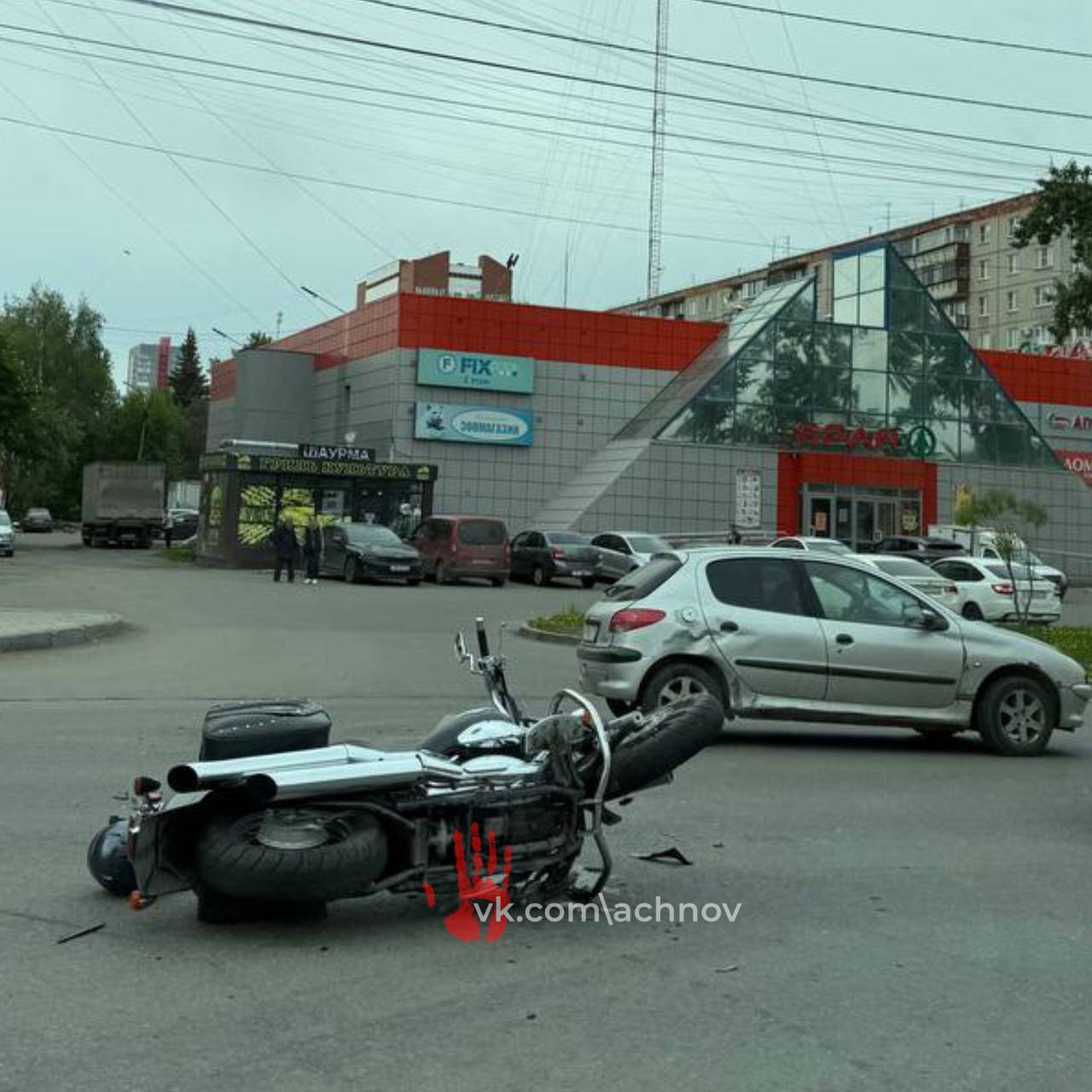 Мотоциклиста увезли на «скорой»! На перекрёстке улиц Братьев Кашириных и Партизанской мотоцикл столкнулся с Peugeot. От удара водитель двухколёсного транспорта оказался на асфальте, рядом с ним — шлем и разбитый байк. Судя по фото, удар пришелся в бок машины. Пострадавшего увезла скорая помощь. В Госавтоинспекции прокомментировали аварию: столкнулись автомобиль «Пежо 206», под управлением 23-летнего молодого человека и мотоциклом «Сузуки», под управлением 42-летнего мужчины. В результате ДТП телесные повреждения получил байкер. — сообщили в ГАИ г. Челябинска.