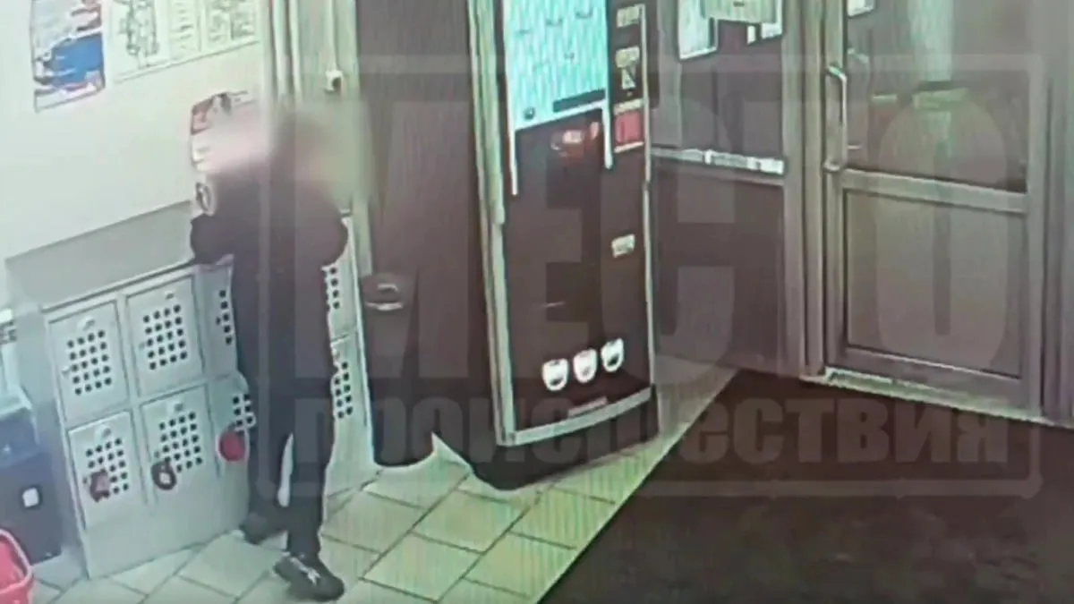 В Кирове подростки украли ящик с пожертвованиями больному ребенку и скрылись Сотрудники торговой точки расположенной на улице Жуковского разыскивают двух подростков похитивших ящик для сбора пожертвований Запись с камеры наблюдения показала как один из молодых людей совершал кражу в то время как другой оставался начеку Подросток воспользовался моментом отсутствия внимания выхватил ящик и вместе со своим сообщником скрылся Стало известно что в ящике находились деньги собранные для помощи больному ребенку Фото Скриншот видео Место Происшествия Киров Первый городской канал Главные новости и быстрая загрузка медиа в нашем MAX