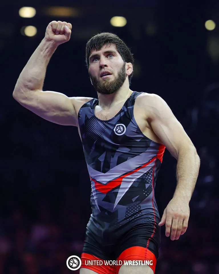 Завур Угуев принёс сборной России пятое золото чемпионата Европы в Албании В финале хасавюртовец был сильнее земляка Зелимхана Абакарова представляющего хозяев ковра 4 0 Золото Тираны стало для Завура вторым на чемпионатах Европы