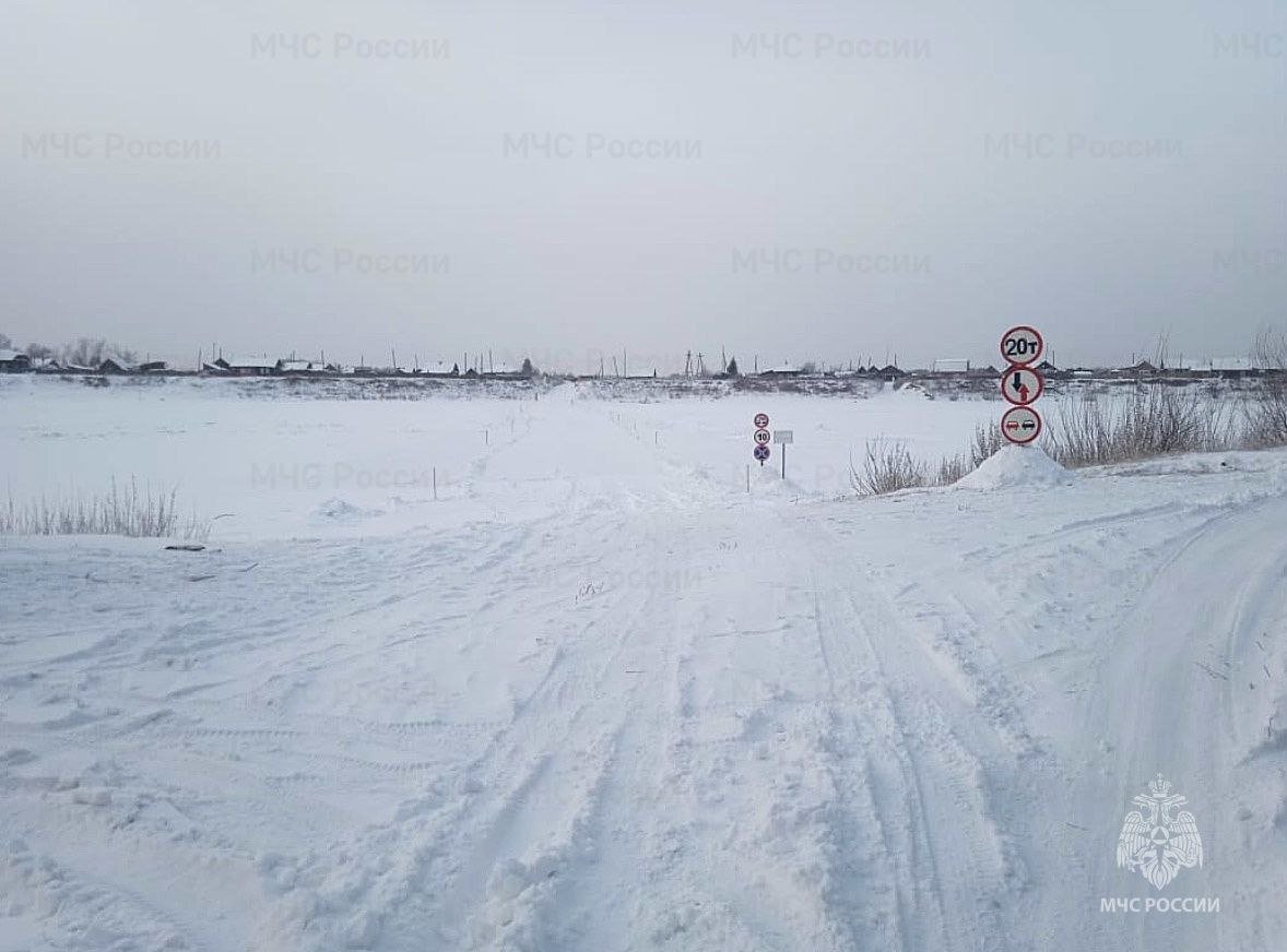 Одиннадцатая ледовая переправа открыта в Иркутской области. В минувшие сутки на реке Бирюсе введена в эксплуатацию ледовая дорога, соединившая населенные пункты Шелаево и Новобирюсинский длинной 260 метров, шириной - 10 метров. Ее грузоподъемность -   тонн.  Для безопасного проезда по льду в регионе действуют ледовые переправы в Катангском, Киренском и Тайшетском районах. Их список размещен на сайте Главного управления.  Сотрудники Центра ГИМС напоминают: режим работы ледовых переправ, порядок движения транспорта, нормы перевозки грузов и пассажиров, скоростной режим устанавливаются эксплуатирующей организацией с учетом ледового прогноза и максимальной безопасной нагрузки на лед. Информация об этом размещается на соответствующих дорожных знаках.   Ежедневно работниками производится замер толщины льда и определяется его структура, регулярно производится расчистка проезжей части от снега. Дороги и спуски благоустроены, границы переправ обозначены ограничительными маркировочными вехами, выезд за которые запрещен!   Воздержитесь от выходов и выездов на лёд вне официально оборудованных ледовых переправ, это опасно для жизни!