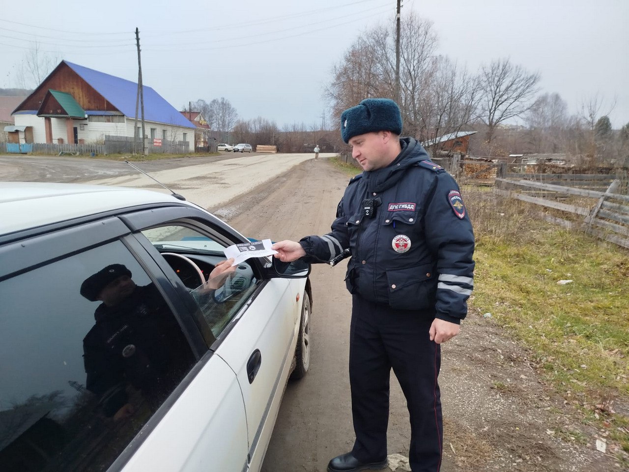 В целях снижения количества и тяжести последствий дорожно-транспортных происшествий с участием водителей и пешеходов 6 ноября на территории Республики Алтай пройдет профилактическое мероприятие «Водитель - пешеход».  Как информирует Госавтоинспекция, мероприятие направлено на выявление и пресечение грубых нарушений правил дорожного движения как водителями, так и пешеходами.  Госавтоинспекция призывает водителей быть предельно внимательными при движении, особенно в темное время суток, соблюдать меры предосторожности в местах массовых скопления пешеходов. Особое внимание следует уделять местам с ограниченной видимостью и наиболее вероятного появления пешеходов. Самое главное – нужно выполнять свои непосредственные обязанности, предусмотренные правилами дорожного движения по предоставлению пешеходам преимущества в движении на пешеходных переходах.