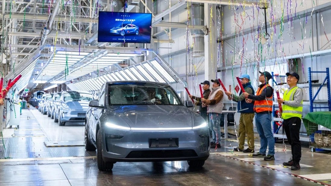 В Китае стартовало производство обновлённой Tesla Model Y  Выпуск рестайлингового электрокара наладили на шанхайской Гигафабрике, первой с конвейера начала сходить двухмоторная модификация. Она комплектуется двигателями на 450 л.с., что позволяет ускоряться до 100 км/ч за 4,3 секунды, и 78,4-киловаттной батареей, обеспечивающей 719 километров запаса хода.  В КНР приём заказов на новинку открылся с приветственной версии Launch Edition, которая собрала 50 тысяч заявок в течение суток. Обновлённая Model Y на местном рынке стоит от 253 500 до 303 500 юаней  от 3,16 до 3,8 миллиона рублей .