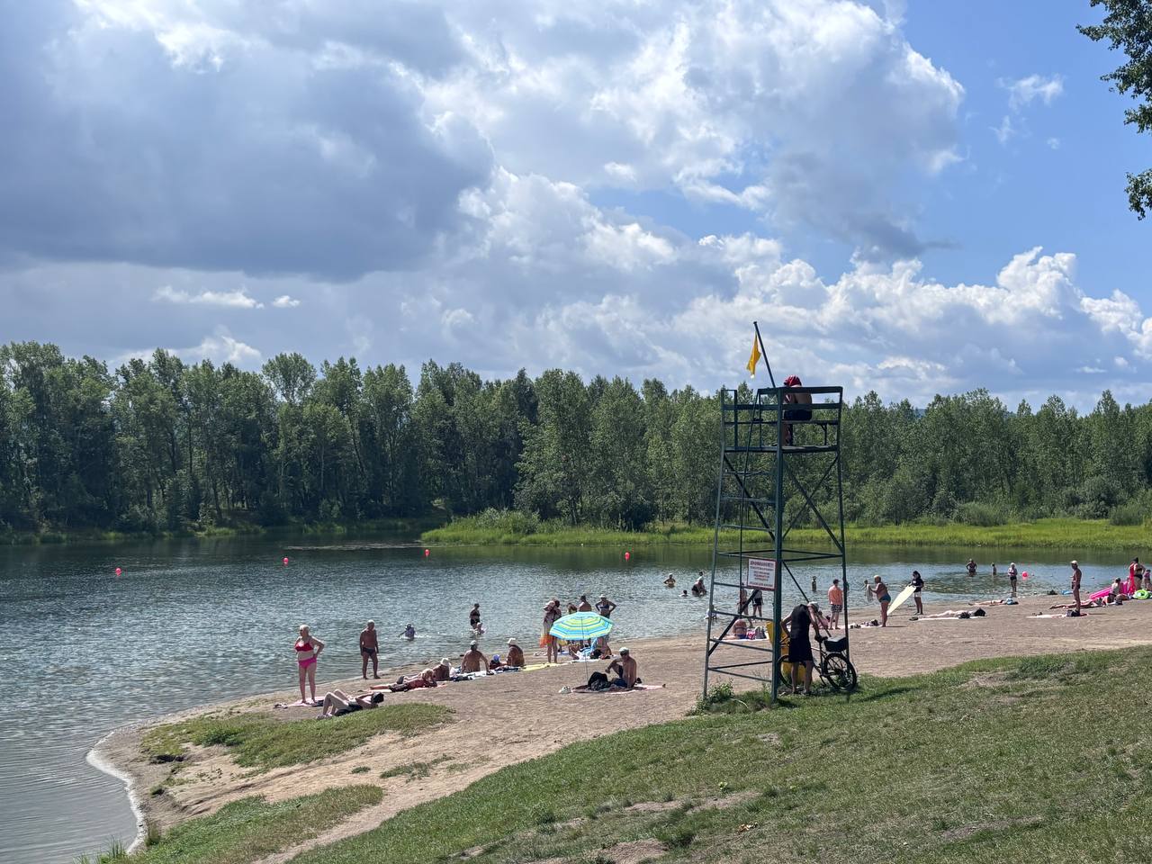 Хорошая новость В Красноярске продлили купальный сезон Речь идет об оборудованном пляже на острове Татышев около Октябрьского моста теперь там можно купаться аж до 31 августа Связано это с хорошей погодой Пост спасателей и другую инфраструктуру зоны отдыха администрация оставила на месте А это значит купаться там безопасно Фото Татышев парк   Разные новости Красноярска
