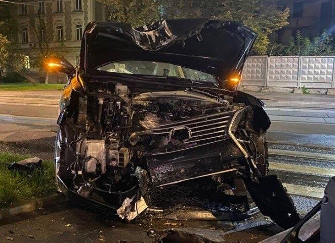 Сотрудники полиции ищут водителя Лексуса который врезался в дорожный знак на улице Шаболовка в Москве Машина по предварительной информации принадлежит посольству Вьетнама Подписаться Прислать новость