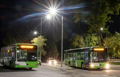 В Ташкенте планируют запустить ночные автобусы, которые будут курсировать с 22:00 до 6:00.   Проект предусматривает 15 маршрутов через аэропорт, вокзалы, станции метро, туристические улицы, ТРЦ, рынки, студенческие общежития и больницы. На линии будут работать 54 автобуса с интервалом движения в 30 минут.  Инициатива закреплена постановлением президента Шавката Мирзиёева и направлена на улучшение транспортной доступности в ночное время.    Подробнее на нашем сайте