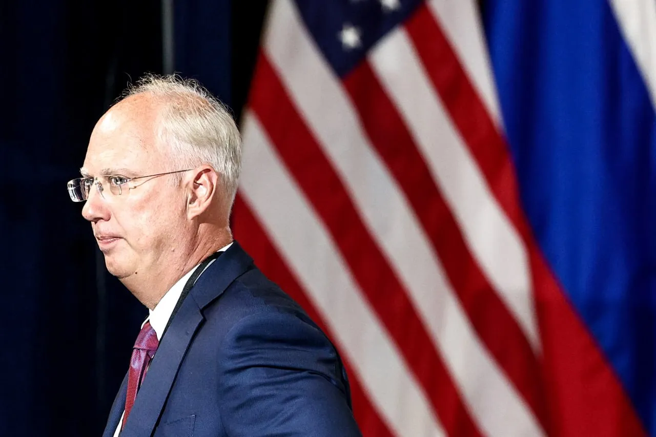 Кирилл Дмитриев прибыл в США для обсуждения конфликта на Украине У спецпредставителя российского президента по инвестиционно экономическому сотрудничеству с зарубежными странами запланированы встречи с членами администрации Дональда Трампа сообщает агентство Reuters По его данным кроме Украины в центре обсуждения экономическое сотрудничество между Россией и США Подписаться на Говорит Москва Telegram VK MAX
