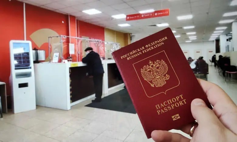 За границей могут появиться аналоги МФЦ — для россиян, живущих не в России. В Россотрудничестве рассказали, что хотят открыть аналоги «Моих документов» за рубежом — в первую очередь в дружественных странах. Такие центры могут начать работать прямо на базе «Русских домов». Паспорт, справки, госуслуги, подтверждение статуса — всё это потенциально можно будет оформить без необходимости приезжать в Россию. Ещё один проект — цифровая карта «Родина», которая тоже должна дать удалённый доступ к госуслугам. В Россотрудничестве говорят, что система уже почти готова — и надеются запустить её к осени.