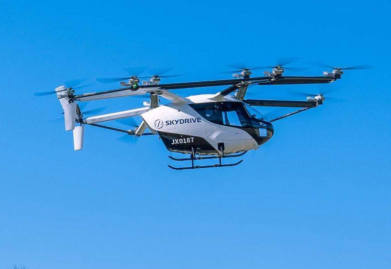 SkyDrive провела демонстрацию летающего такси в Токио Аппарат SD 05 пока летает без пассажиров но уже к 2028 году стартап рассчитывает запустить коммерческие рейсы