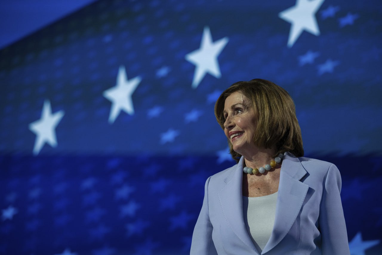 Экс спикер палаты представителей США Нэнси Пелоси заявила что уйдет в отставку после окончания своего срока в 2027 году сообщает CNN Я не буду баллотироваться на переизбрание в конгресс С благодарным сердцем я с нетерпением жду своего последнего года работы в качестве вашего гордого представителя заявила Пелоси в видео выпущенном для ее избирателей в Сан Франциско Срок полномочий Пелоси заканчивается 3 января 2027 года Она проработала в конгрессе США в течение 38 лет Фото Annabelle Gordon CNP Consolidated News Photos Global Look Press Самые важные новости в канале РБК в МАХ