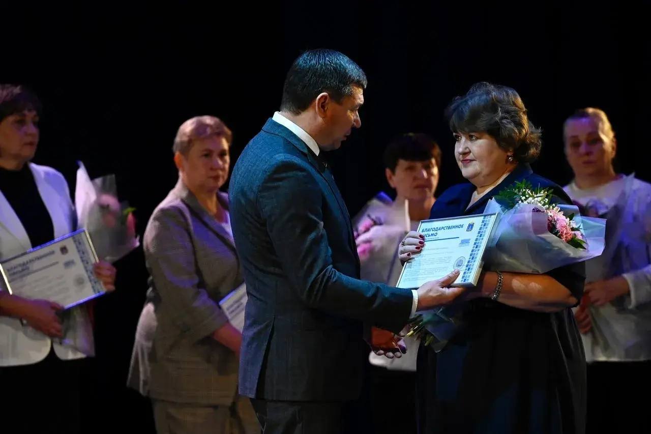 В преддверии Международного Дня матери глава Тамбовской области Евгений Первышов поздравил женщин матерей региона имеющих заслуги в воспитании детей профессиональной и общественной деятельности Торжественное мероприятие прошло в учебном театре Тамбовского государственного университета им Г Р Державина Женщин матерей из городов и округов региона чествовали в различных номинациях Награды в номинации Мама героя из рук Евгения Первышова получили мамы участников специальной военной операции имеющих боевые награды Сегодня вручили награды по номинациям Мама героя Многодетное счастье Мама успешного ребенка и Мама гордость Тамбовщины Это женщины воспитавшие детей настоящими профессионалами и патриотами России Женщины которые являются образцом трудолюбия и активной жизненной позиции Безусловно это пример для всех нас Слова благодарности за мудрость и доброту за твердость духа и материнскую любовь написал Евгений Первышов в своих соцсетях Фото Павла Васильева Наши новости в МАХ
