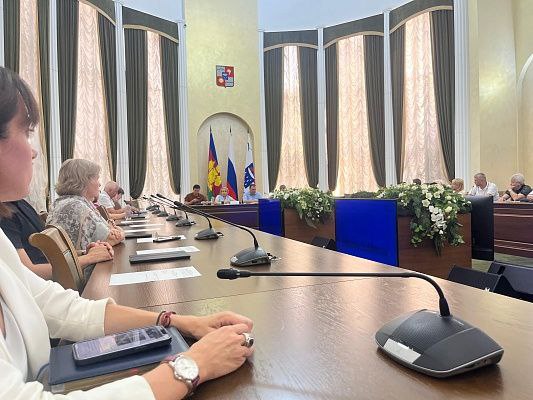 К предстоящим выборам в Сочи подготовлено более 700 общественных наблюдателей Семинары организованные Общественной палатой Краснодарского края и ассоциацией Независимый общественный мониторинг прошли в Сочи и ФТ Сириус Председатель ассоциации НОМ Александр Брод отметил высокую активность Общественной палаты Сочи которая вместе с коллегами из Общественной палаты края подготовила более 700 общественных наблюдателей В дни голосования мониторинг избирательного процесса в городе курорте будут вести опытные электоральные эксперты С 12 по 14 сентября на курорте пройдут выборы губернатора Краснодарского края и депутатов в Городское Собрание Сочи