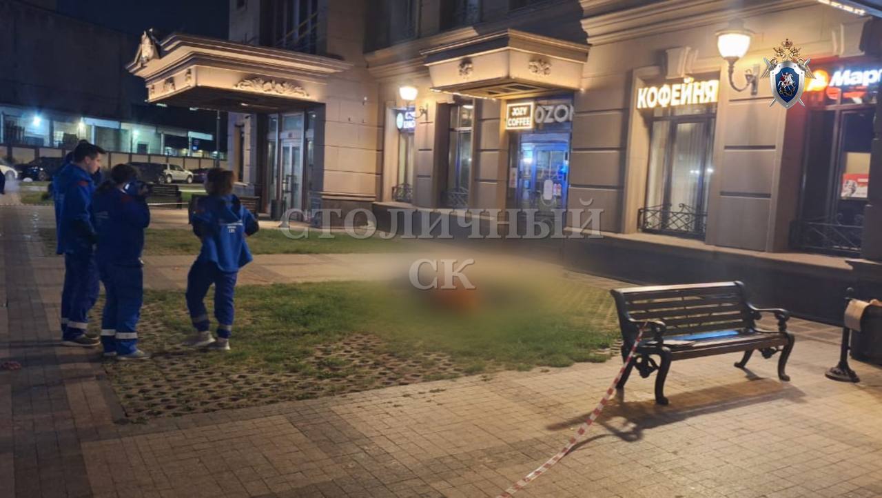 Тело врача скорой помощи с травмами характерными при падении с высоты обнаружено минувшей ночью под окнами дома на Хорошевском шоссе Перед этим медик прибыл по вызову в одну из квартир в этом доме СК организовал проверку по факту происшествия Как ранее сообщали СМИ мужчина мог покончить с собой после осмотра ребенка в квартире на 18 этаже Подпишись на Агентство Москва