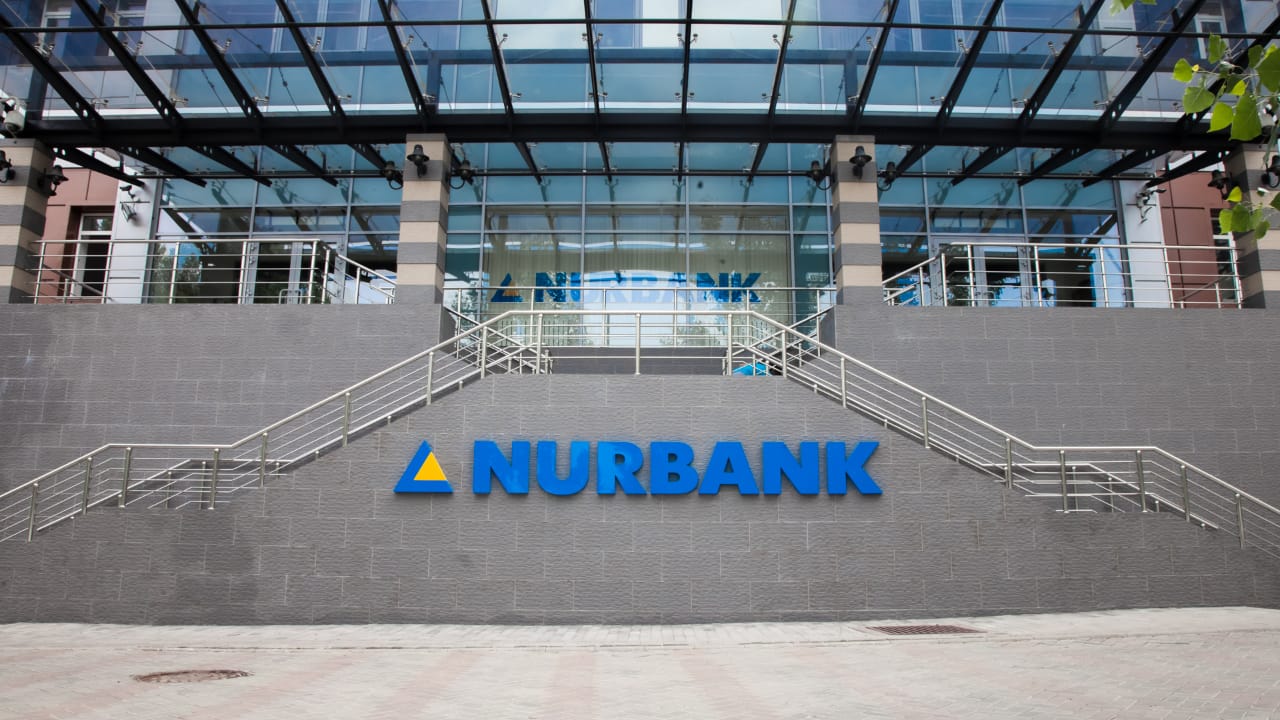 Нурбанк досрочно вернёт часть госпомощи в размере 4 5 миллиарда тенге Нурбанк планирует выкупить 4 5 миллиона облигаций по номинальной стоимости 1000 тенге Выкуп начнётся 27 ноября текущего года После возврата на балансе банка останется 42 3 миллиарда тенге государственной поддержки вместо текущих 46 8 миллиарда тенге Решение о частичном досрочном погашении государственной поддержки принято с учётом поручения Главы государства а также в соответствии с политикой социальной ответственности банка Досрочный возврат госпомощи стал возможен благодаря стабильному финансовому положению банка и его эффективной деятельности В Нурбанке реализуется новая стратегия развития направленная на дальнейшее укрепление позиций финансового института на рынке Главный акцент стратегии цифровая трансформация развитие транзакционного бизнеса а также поддержка МСБ прокомментировала председатель правления Нурбанка Гульнара Мусатаева АО Нурбанк имеет лицензию 1 2 15 193 от 3 февраля 2020 года выданную Агентством РК по регулированию и развитию финансового рынка Рекламный пост