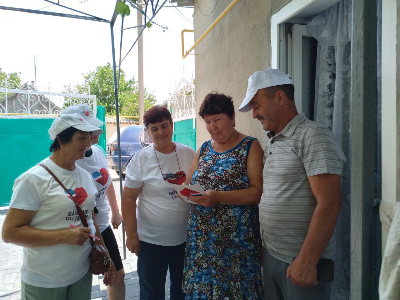 По всей Гагаузской автономии продолжается акция в поддержку законно избранного башкана Евгении Гуцул.   Жители Кириет-Лунги, Томая и Чадыр-Лунги активно присоединились к кампании, цель которой – выразить солидарность с главой Гагаузии, находящейся под домашним арестом.   Участники акции заполнили открытки со своими пожеланиями в адрес башкана и ее семьи, которые будут переданы Евгении Гуцул через адвокатов.   Жители гагаузских сел и городов едины во мнении – башкан Гагаузии находится под арестом незаконно и по политическим мотивам.