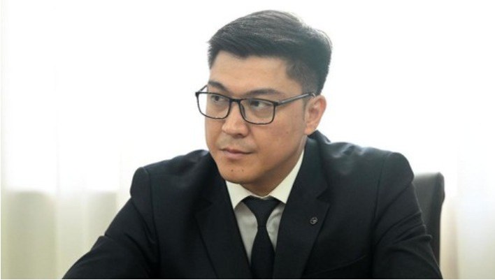 Бактияра Орозова освободили от занимаемой должности министра науки высшего образования и инноваций Президент Садыр Жапаров подписал указ об освобождении Орозова от должности в связи с несоблюдением требований норм этики государственных и муниципальных служащих Напомним он занял этот пост в мае 2025 года после разделения МОиН на два министерства министром просвещения тогда стала Догдуркул Кендирбаева