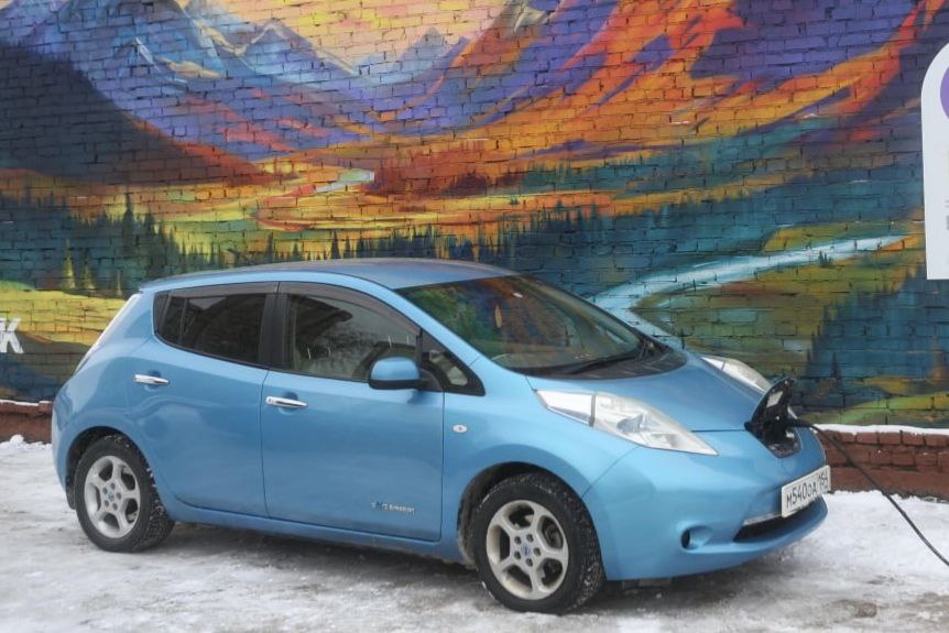 Электрозаправки для Сибири запустят в серийное производство Морозостойкие устройства будет выпускать в Красноярске компания Радиосвязь Об этом сообщил и о ректора НГТУ Анатолий Батаев В этом году изготовлено только первых пять зарядных станций на них тестируются особенности их эксплуатации а объёмы производства которые планируются это будут тысячи зарядных станций в год заявил руководитель НЭТИ Электрозаправки создали по программе поддержки российских вузов Приоритет 2030 Анатолий Батаев отметил что в рамках этого направления университет также придумал электронную тормозную систему для авиации Партнёром выступила компания Аэроприбор Подписаться на канал