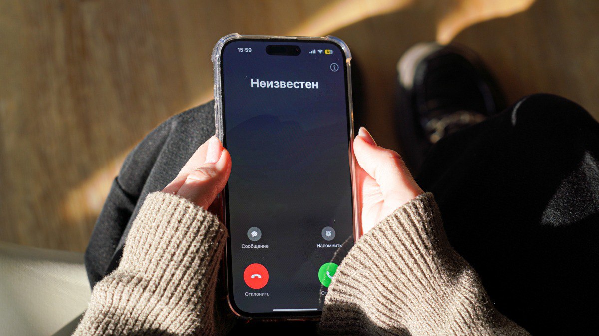 Мошенники придумали новую схему с неоплаченными штрафами ГАИ Аферисты выдают себя за судебных приставов и сообщают что жертва якобы не оплатила штраф ГИБДД Затем предлагают лично проверить информацию на Госуслугах и под этим предлогом выманивают приходящие на телефон коды После этого в аферу включаются мошенники выдающие себя за правоохранителей и сотрудников Росфинмониторинга Они убеждают жертву что её личные данные украдены и убеждают перевести сбережения на безопасный счёт Если жертва поддаётся на уловки её деньги похищают Подписаться на truekpru Читать нас в MAX